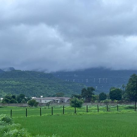 Hotel Sai Farm à Karjat Extérieur photo